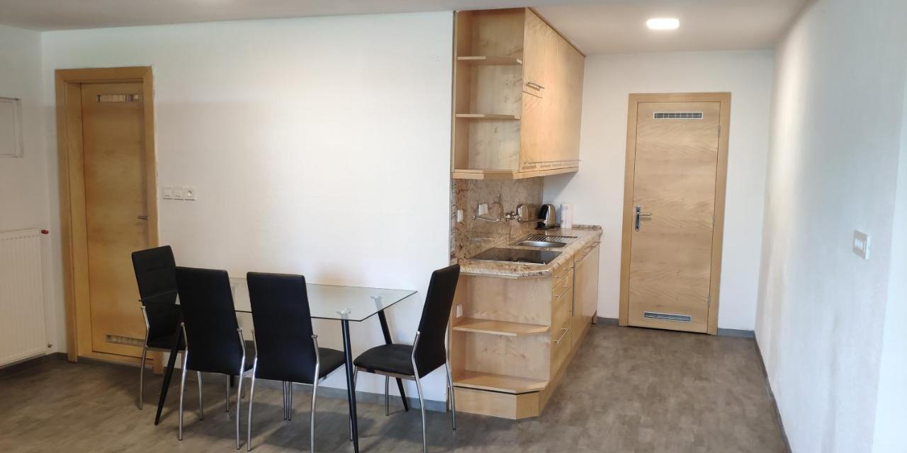 Iris Apartment *